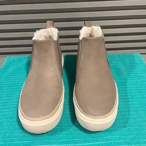 Tom's size 6 taupe gray
